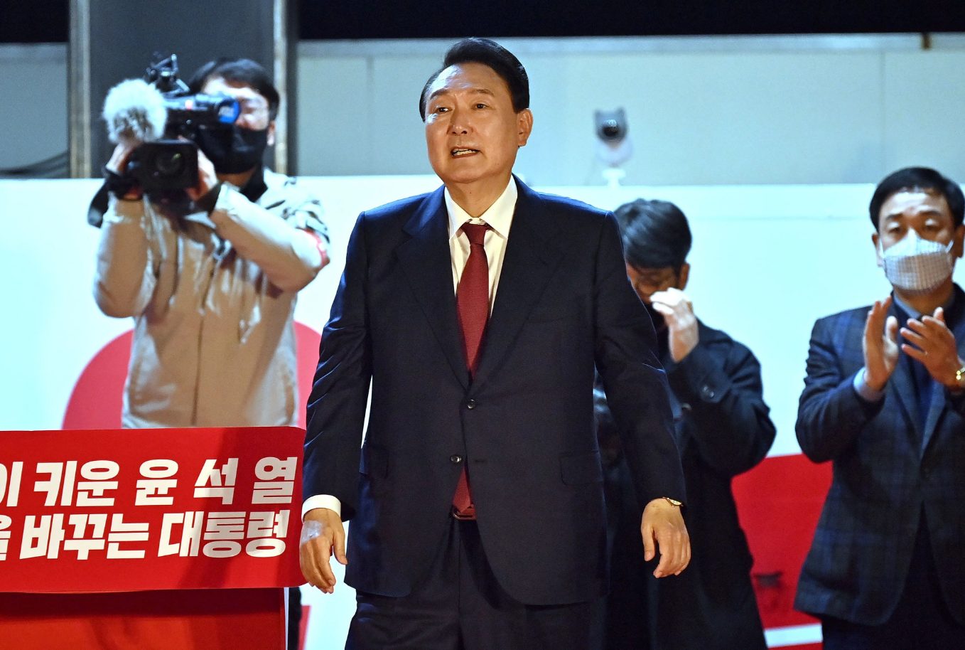 El expresidente coreano se desnudó frente a los fiscales para impedir de nuevo su arresto