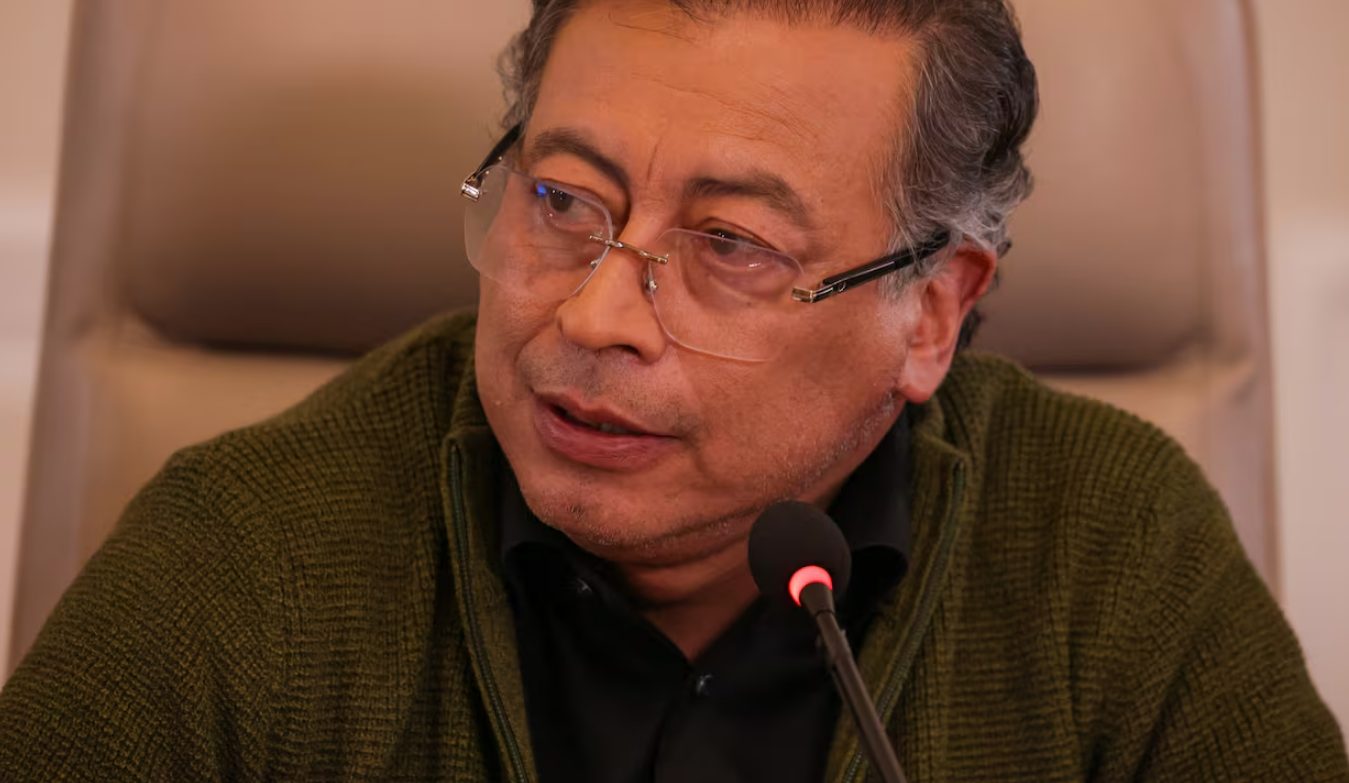Gustavo Petro cometió grave error ortográfico en redes sociales justo cuando presumía un doctorado