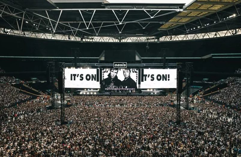 Murió un fan al caer desde una grada durante concierto de Oasis