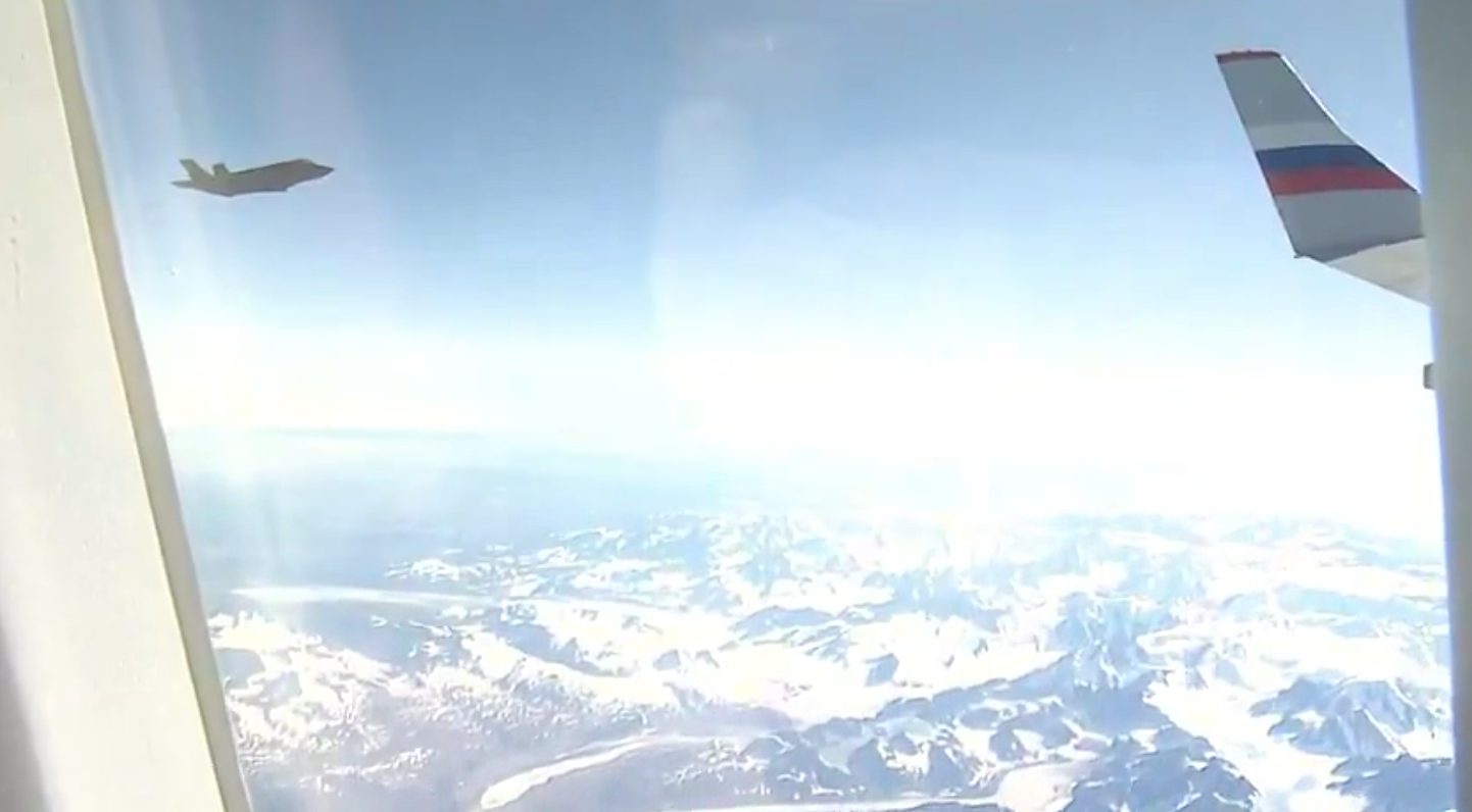 VIDEO: cazas estadounidenses escoltaron el avión de Putin después de su cita con Trump