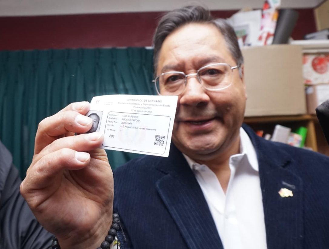 Luis Arce emitió su voto y prometió un "transito democrático" en Bolivia