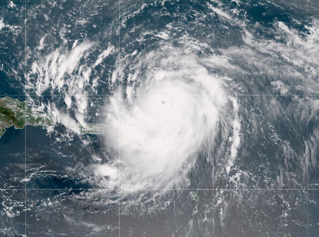 El huracán Erin rebaja su fuerza a categoría 3 mientras lleva fuertes lluvias al mar Caribe