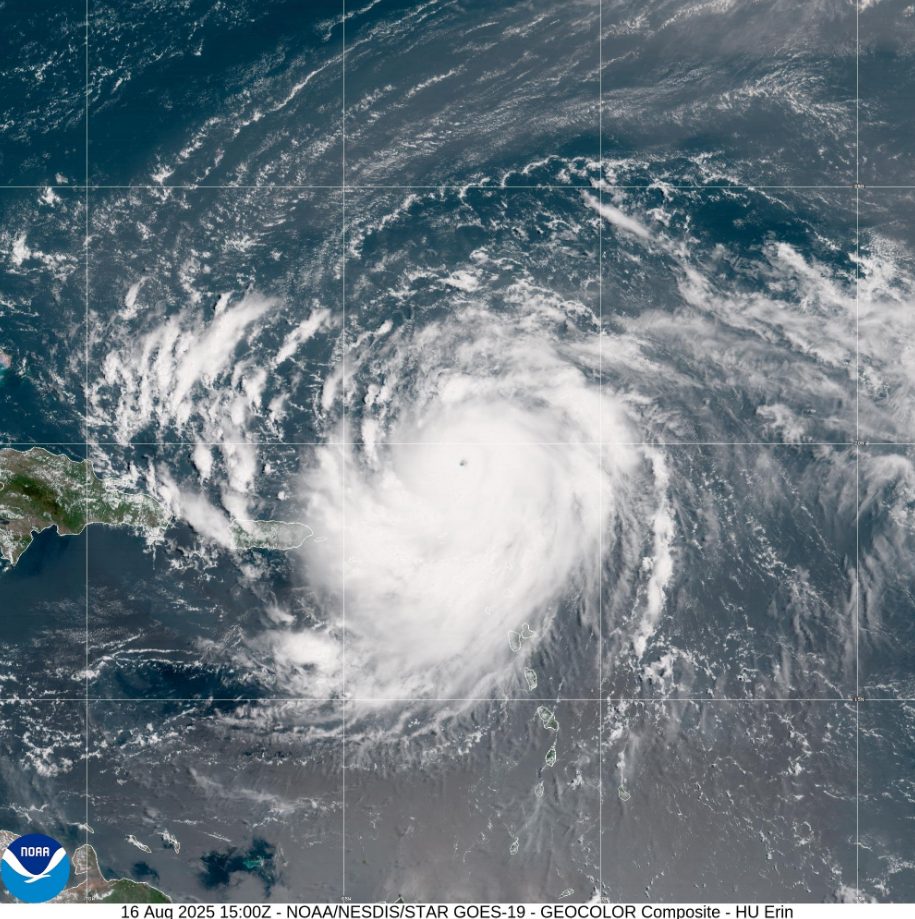 El huracán Erin rebaja su fuerza a categoría 3 mientras lleva fuertes lluvias al mar Caribe