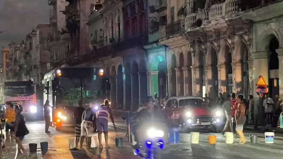 Barricadas en La Habana: cubanos cortaron calles con baldes por la escasez de agua