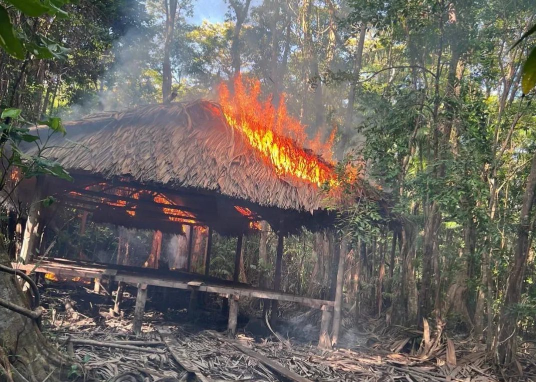 Fanb incineró astillero usado por narcotraficantes en Delta Amacuro (VIDEO)