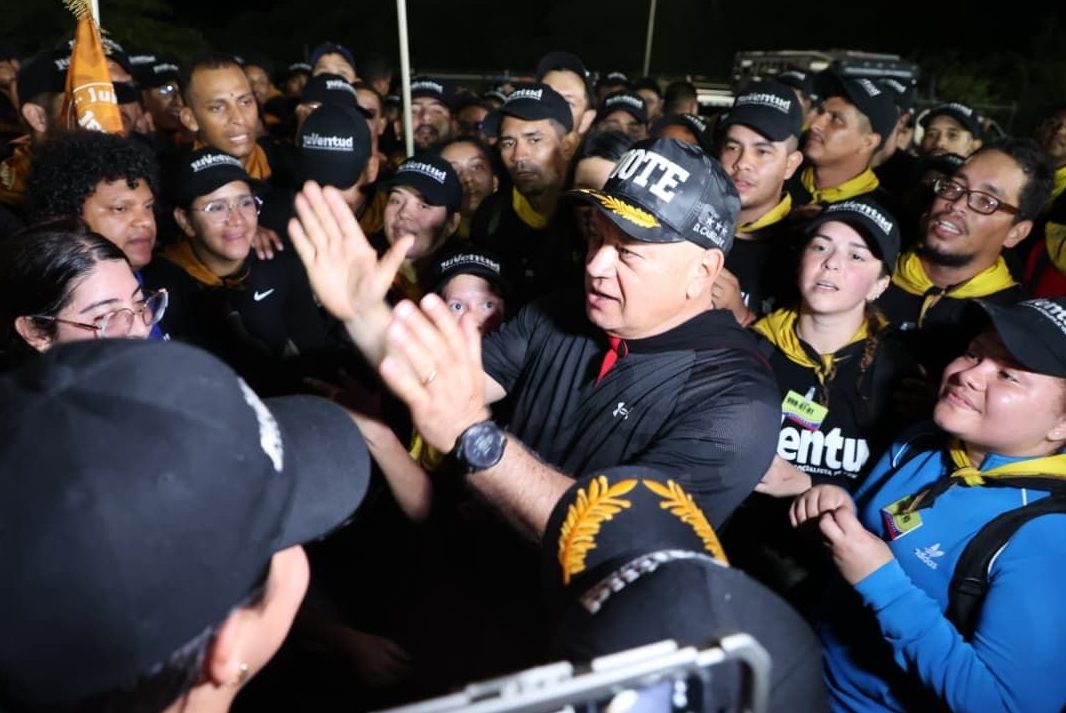 Diosdado Cabello volvió a madrugar en las calles, rodeado de su círculo de confianza (fotos)