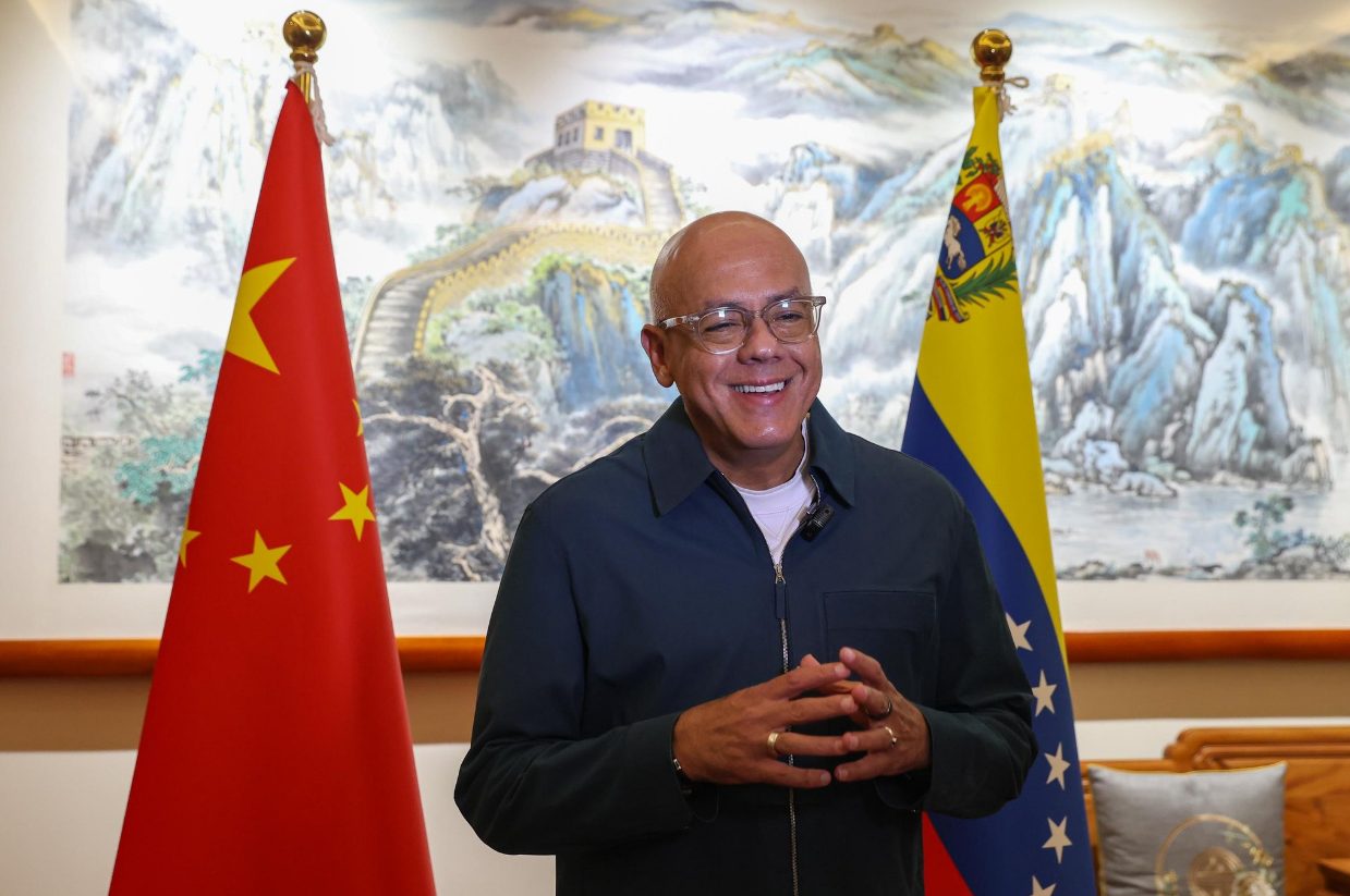 Jorge Rodríguez aterrizó solito en Pekín, con la esperanza de hablar con funcionarios chinos (VIDEO)