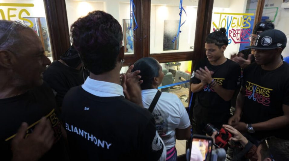 Jóvenes venezolanos labran su futuro en una nueva barbería en Caracas