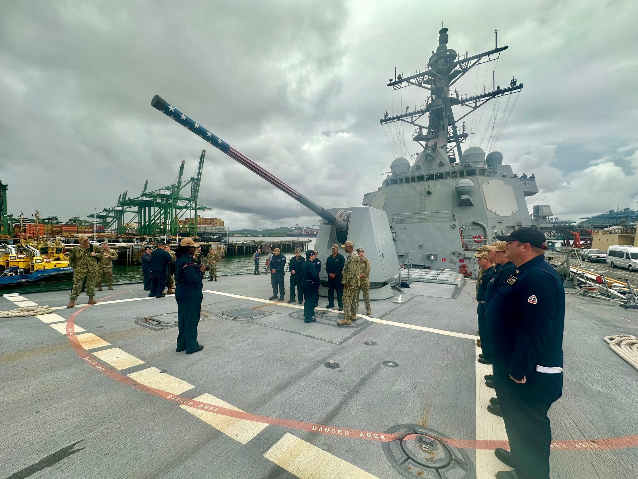 EN IMÁGENES: Jefe del Comando Sur de EEUU visitó el USS Sampson antes de despliegue al mar Caribe
