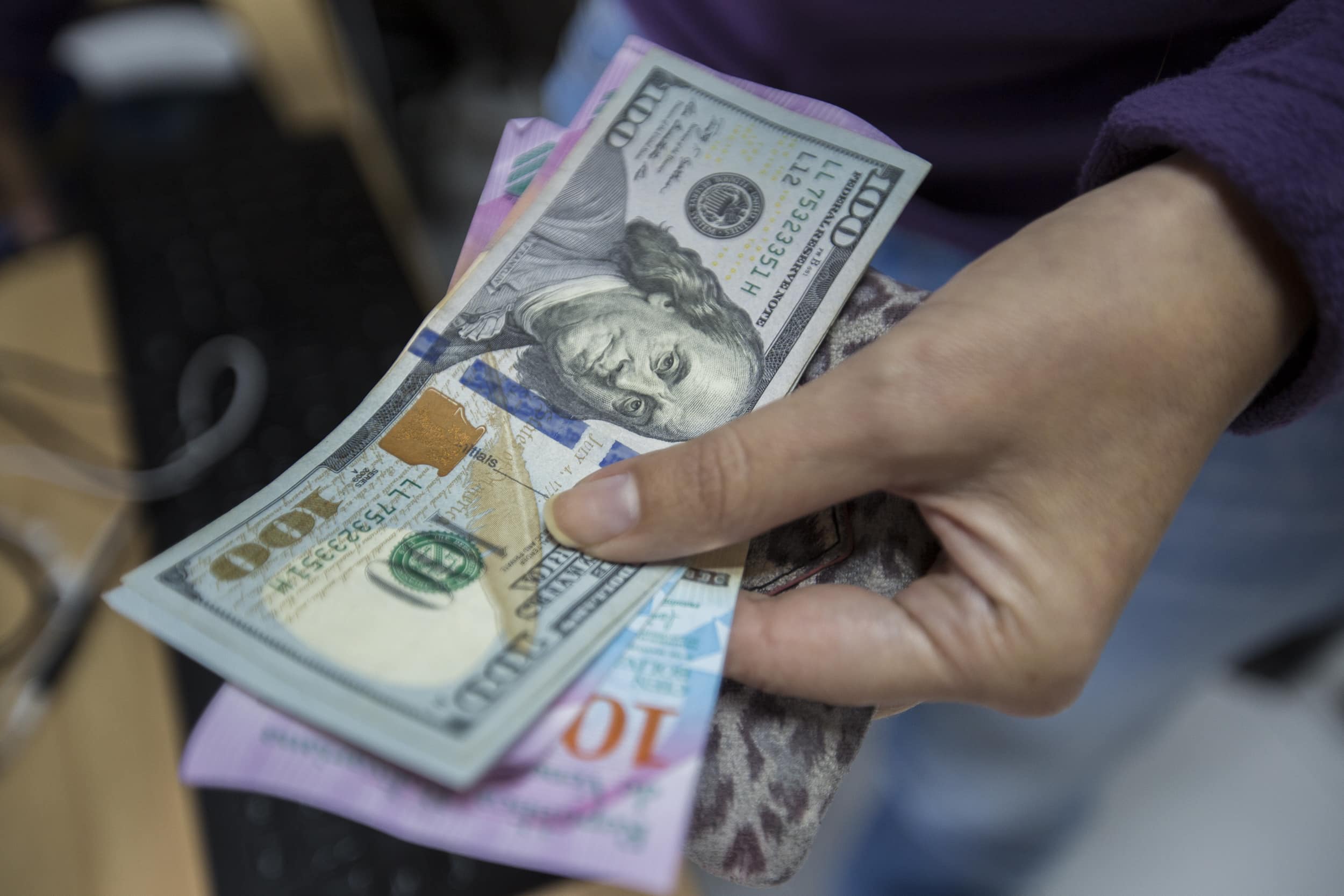 Venezuelan Dollar Soars Past 230 Bolívares as Currency Crisis Deepens