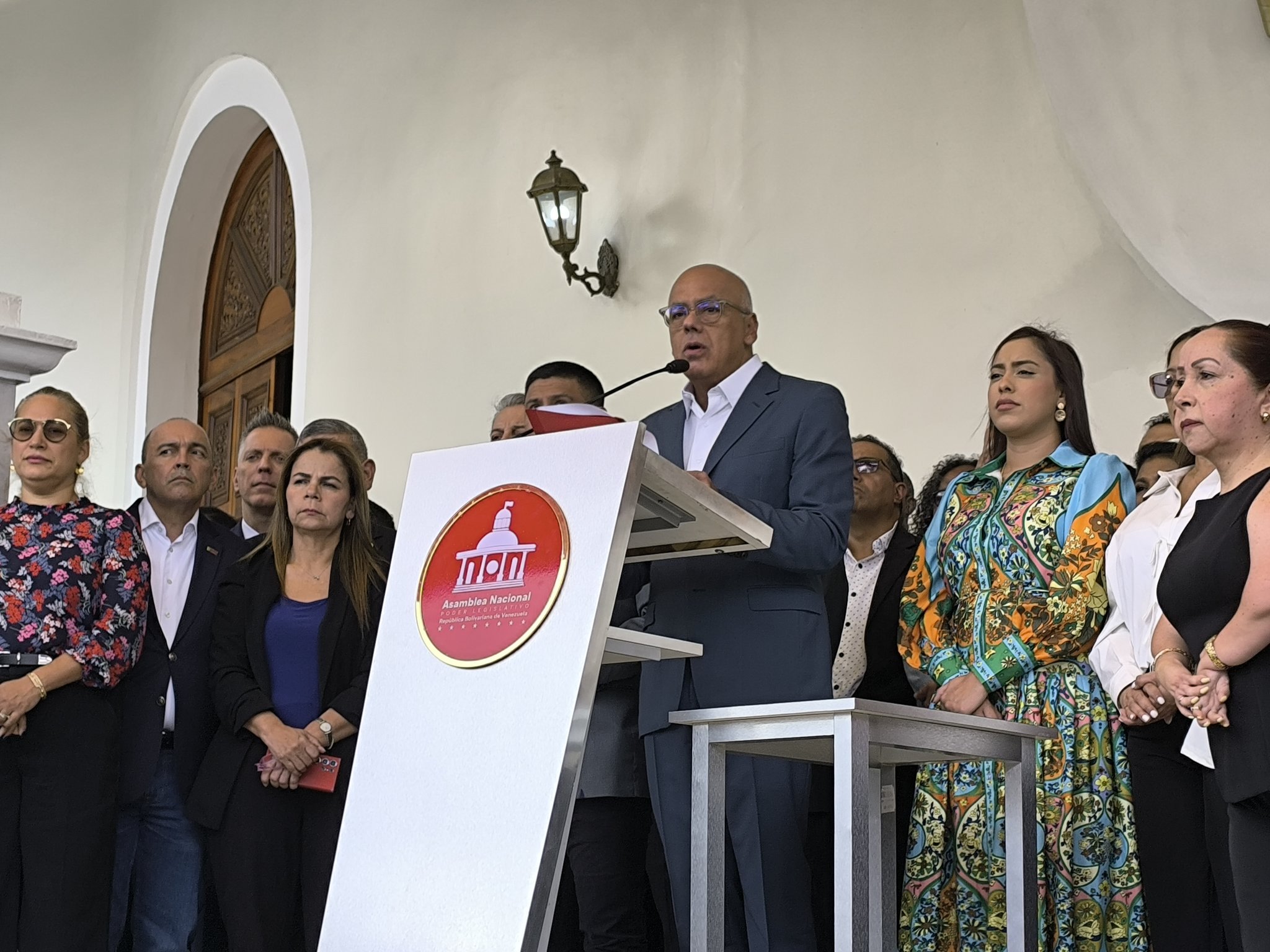 Jorge Rodríguez reaccionó al aumento de recompensa por Nicolás Maduro sin su habitual tono ofensivo