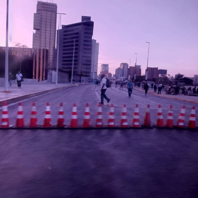 Reportan cierre de la avenida Casanova en Caracas en la mañana de este #14Ago