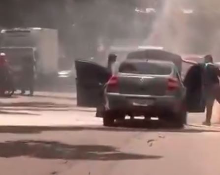 Carro se incendió en plena calle del este de Caracas y vecinos corrieron a socorrer al conductor (VIDEO)