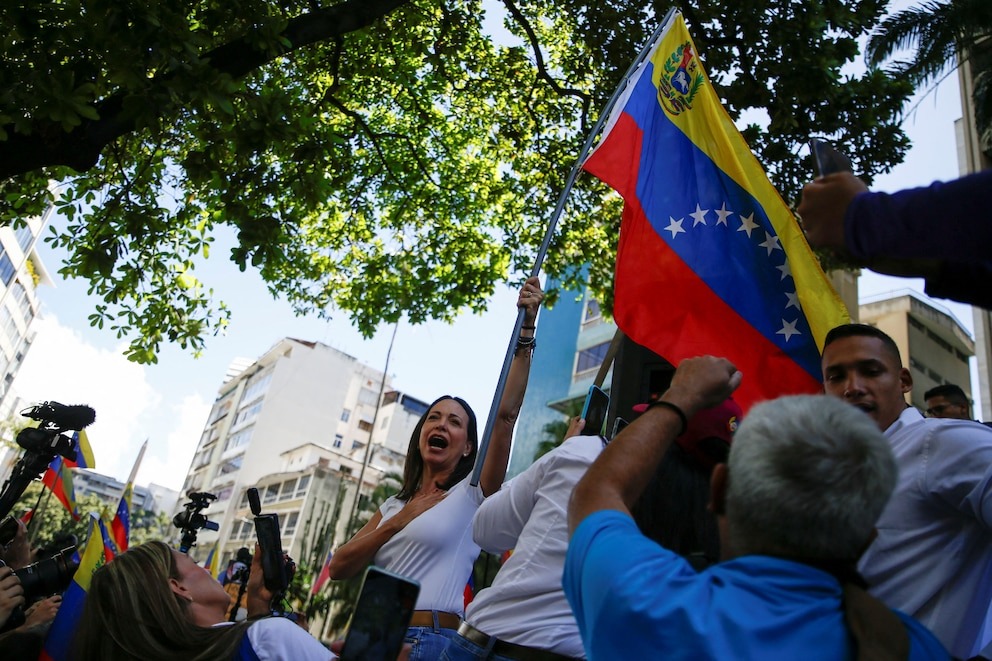 María Corina Machado instó a partidarios chavistas a tomar una decisión en poco tiempo: "O caen con Maduro o se apartan"