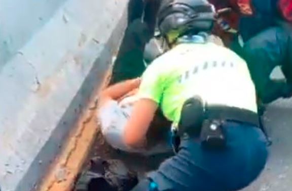 Motorizado resultó herido tras ser atropellado por una camioneta en autopista de Caracas