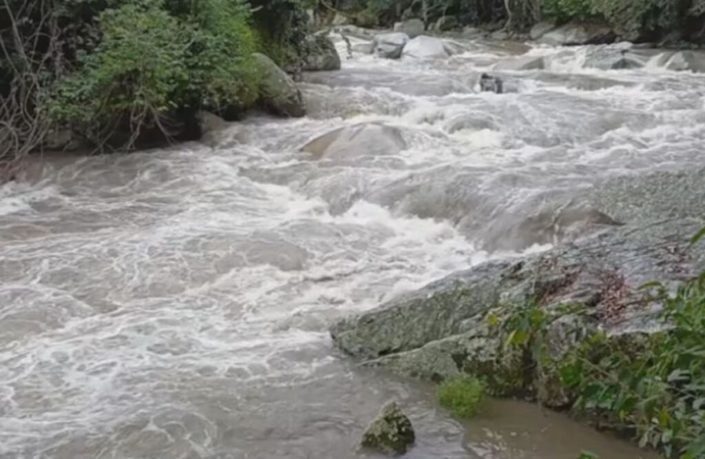 Tragedia en Colombia: Murieron cinco personas luego de ser arrastradas por fuerte corriente de un río
