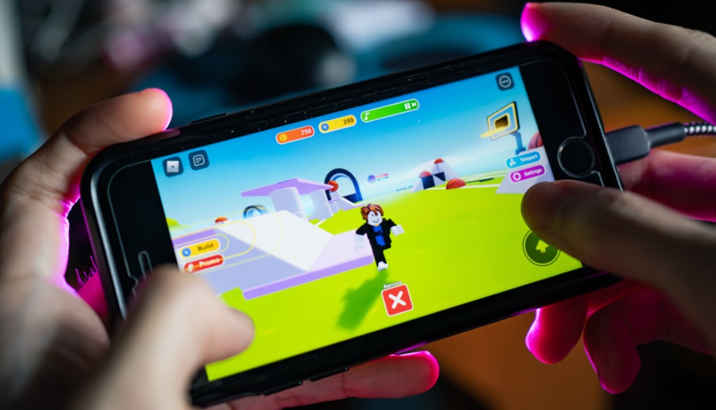 Juegos explícitos y desafíos sexuales: estos son los peligros a los que se exponen los chicos en Roblox