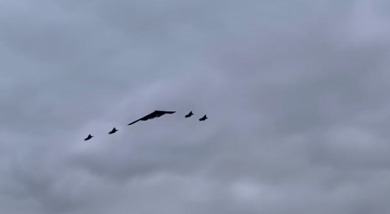 Un bombardero B-2 Spirit y cuatro F-35 sobrevolaron a Trump y Putin en el inicio de la cumbre en Alaska