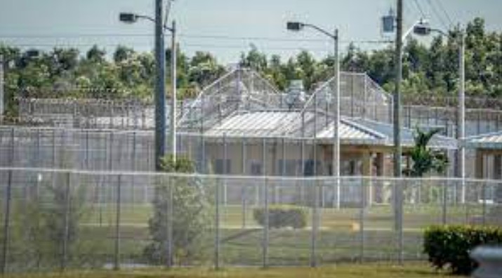 Abre en base militar en Texas el que se espera sea el centro migratorio más grande de EEUU