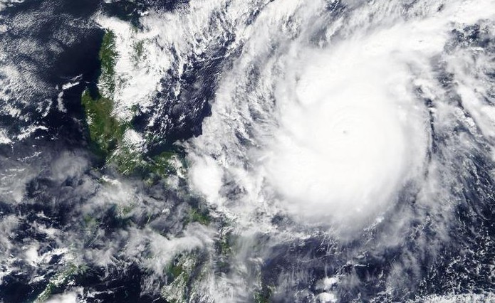 Un ciclón toca tierra en el norte de Filipinas, que alerta de lluvias e inundaciones