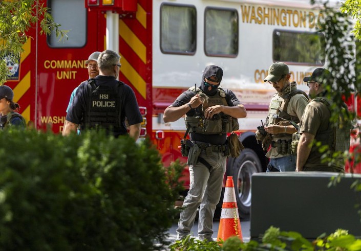 Un funcionario acusado de delito grave por lanzar un sándwich a un policía en Washington