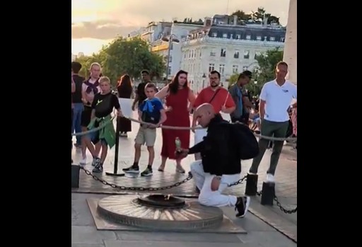 Un detenido por profanar la tumba al soldado desconocido en el Arco de Triunfo de París (VIDEO)