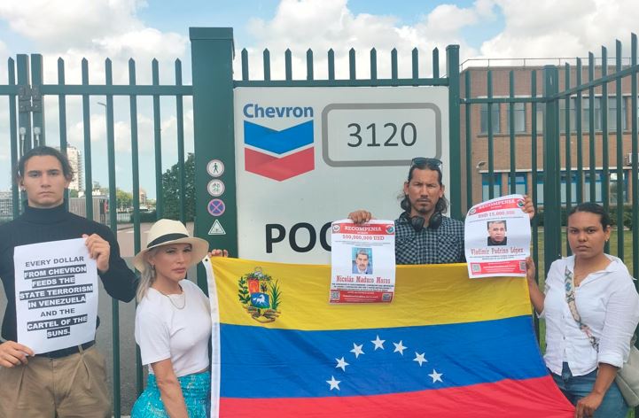 Carteles, consignas y acusaciones: Venezolanos protestaron contra Chevron en Países Bajos (VIDEOS)