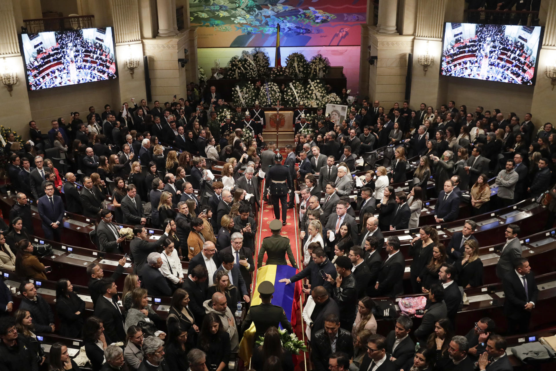 VIDEO: Decenas de personas se concentran en el Congreso de Colombia para darle el último adiós a Miguel Uribe