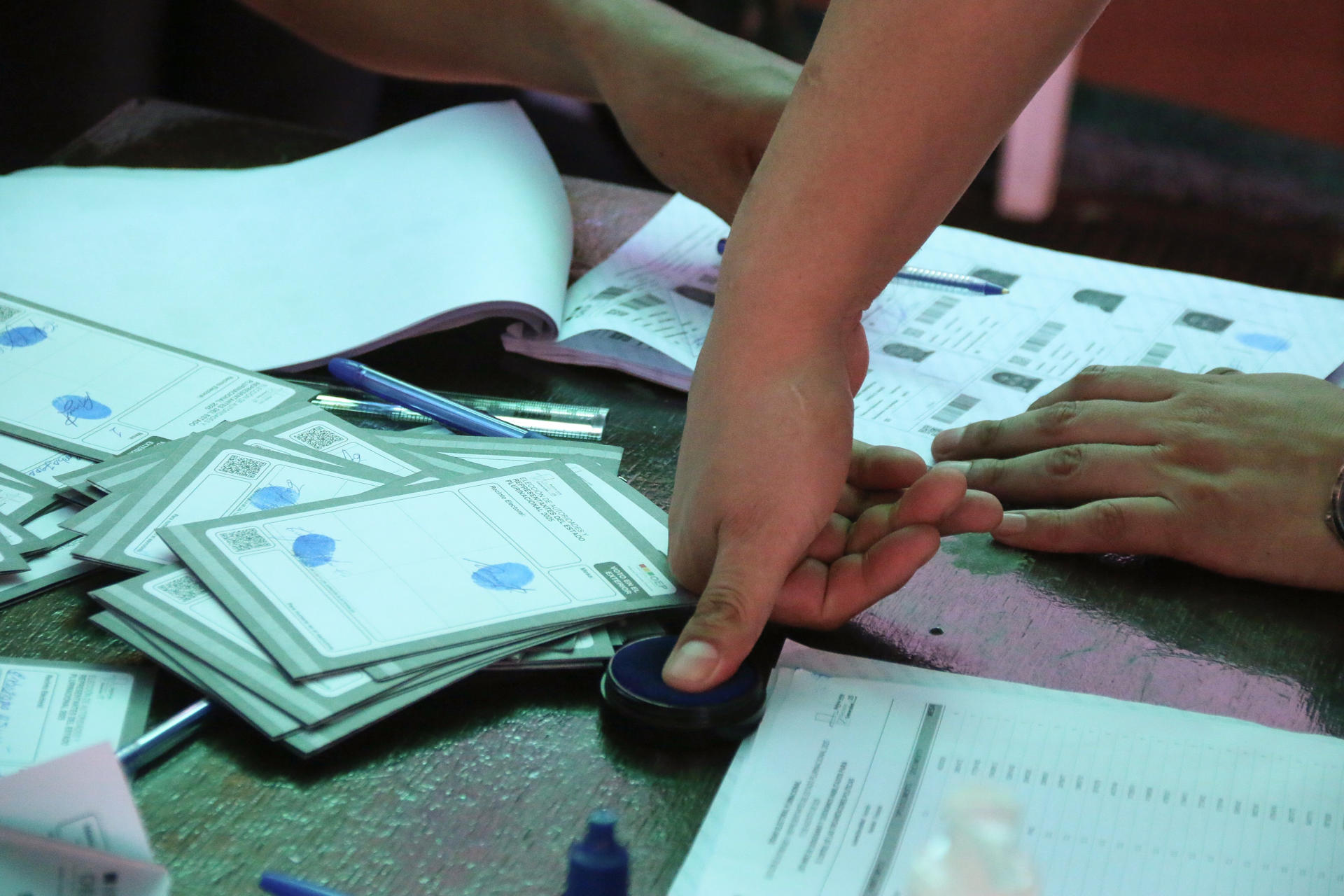 Tras ocho horas de votación, las mesas electorales comienzan a cerrar en Bolivia