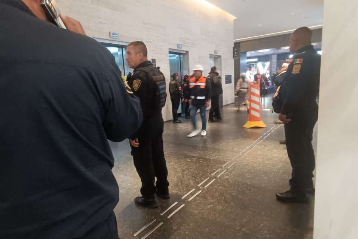 Un ascensor se desplomó con tres personas adentro: la caída desde el interior de la cabina fue captada en VIDEO