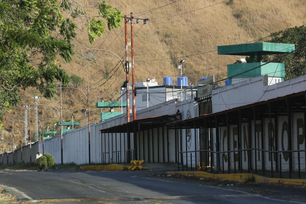 UCV Students Arrested While Filming Thesis Near Aragua Prison