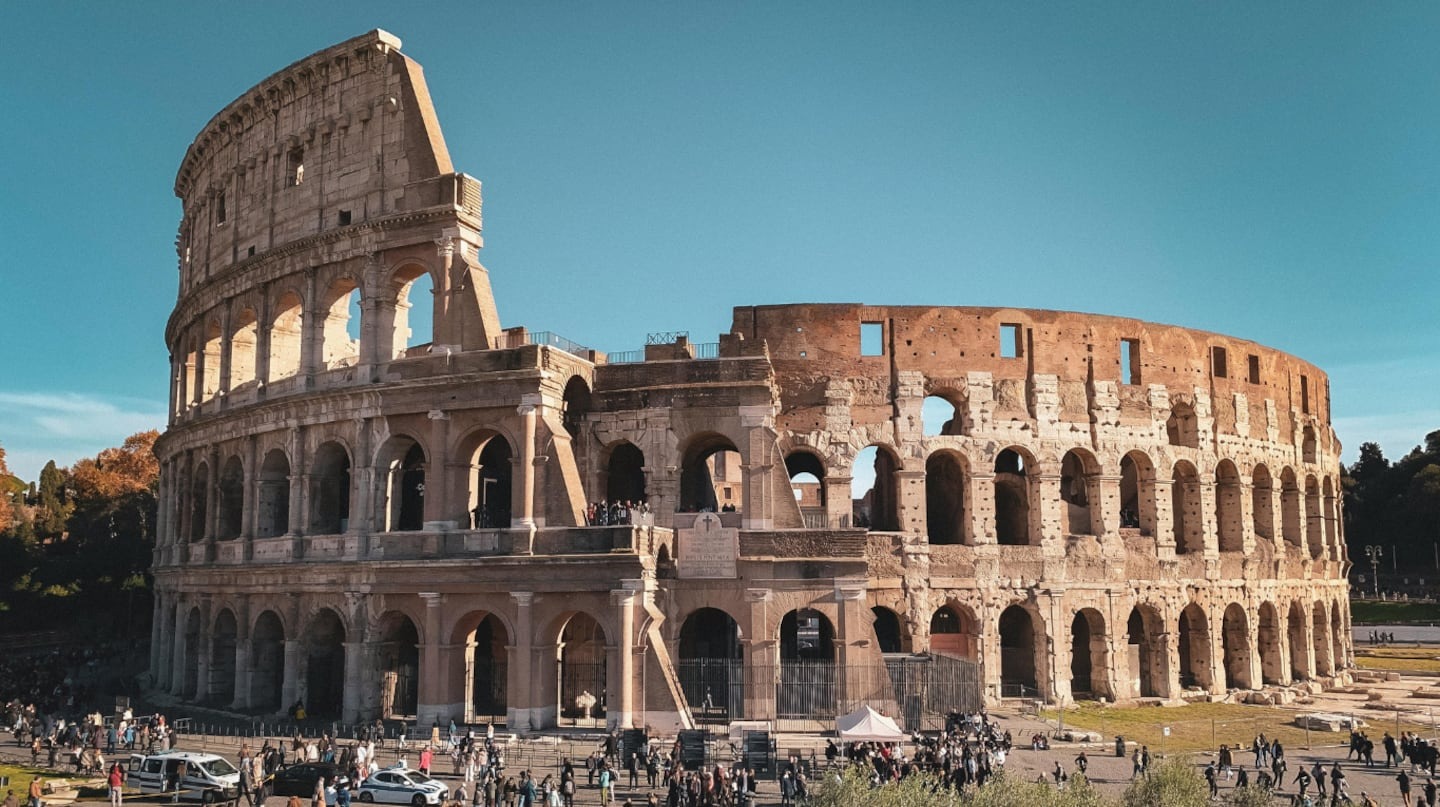 Una guía se desvaneció y murió delante de los turistas en plena excursión por el Coliseo romano