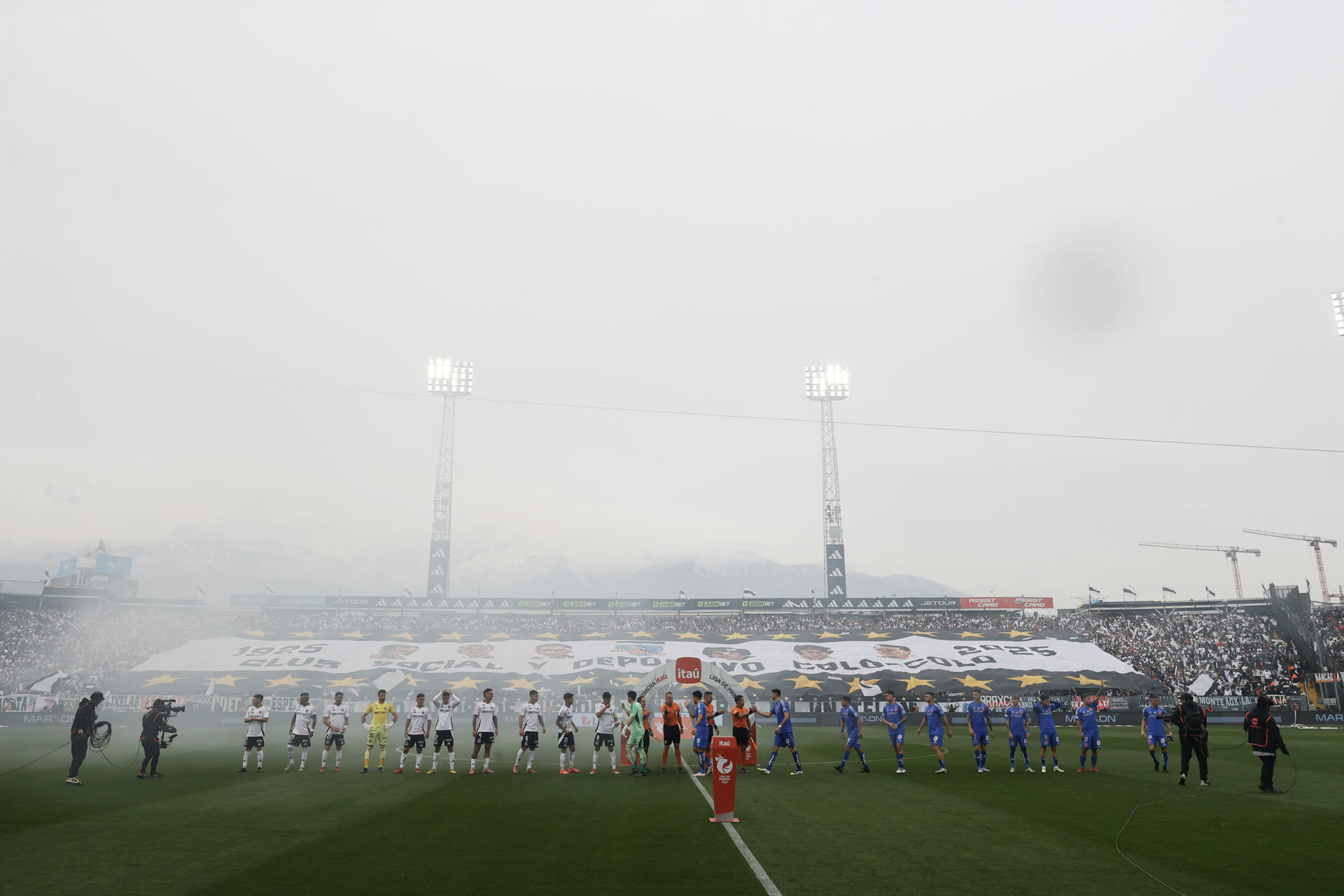 Tragedia en el fútbol: Un hincha murió tras caer desde el techo de un estadio