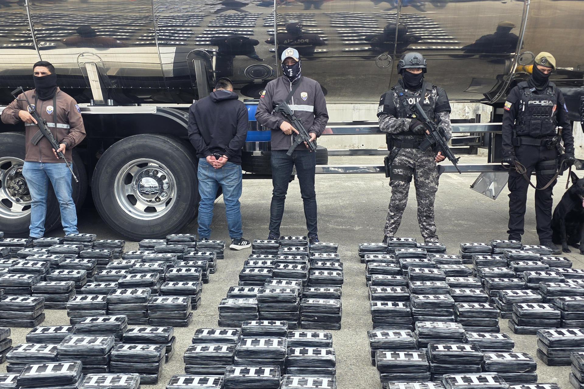 Ecuador decomisó 2,3 toneladas de cocaína en camiones cisterna conducidos por colombianos