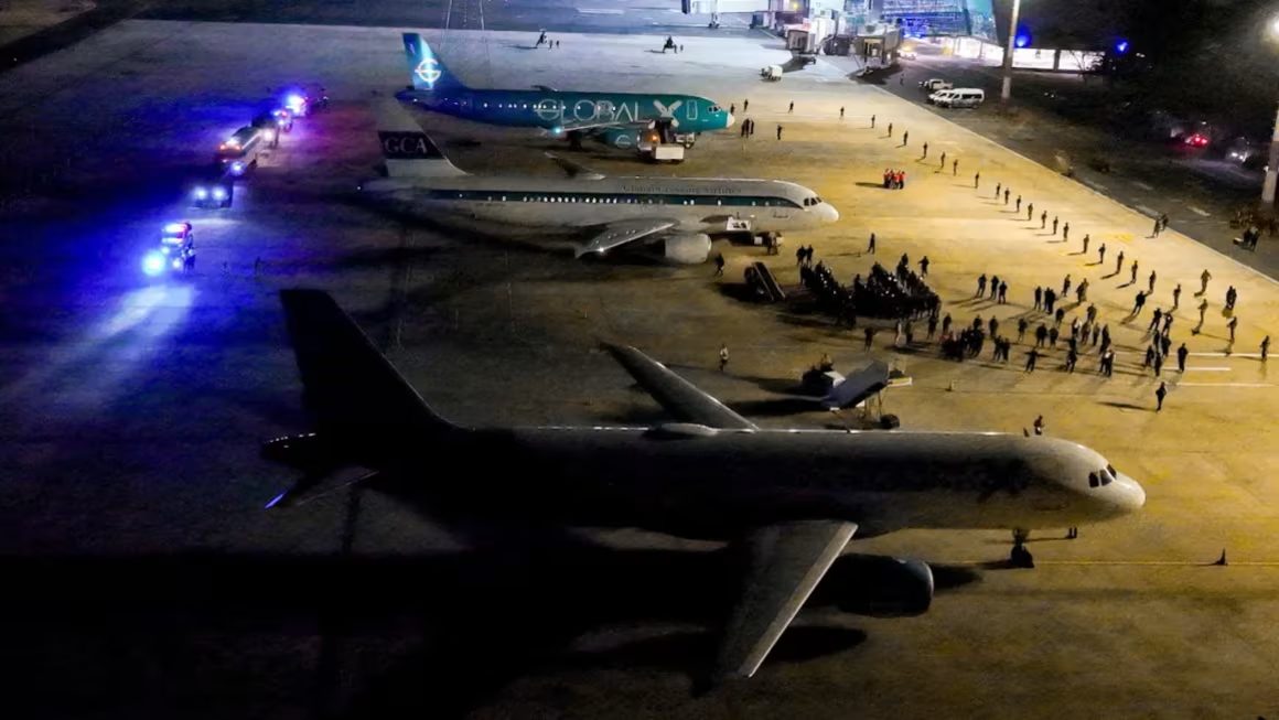 Frenan proceso contra funcionarios que efectuaron deportaciones bajo la Ley de Enemigos Extranjeros en EEUU