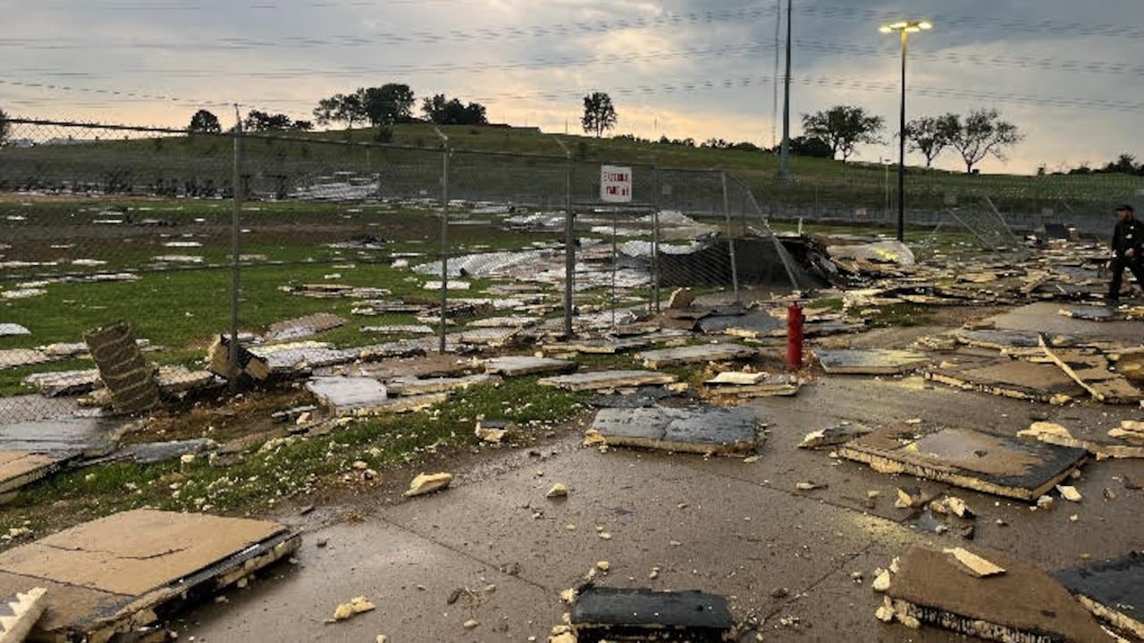 Impactante VIDEO: El techo de una prisión en Nebraska salió volando tras feroz tormenta
