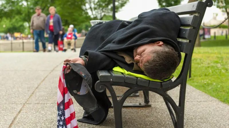 Por qué en EEUU, el país más rico del mundo, no para de aumentar el número de personas sin hogar