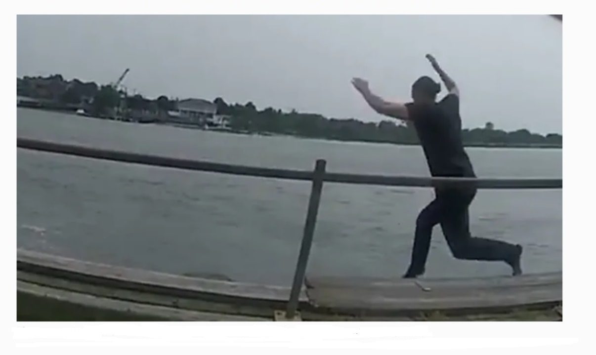 ¡De película! Policías saltaron al mar para perseguir a un ladrón en Queens (VIDEO)