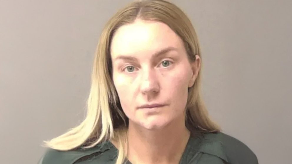 Maestra de Illinois admitió abusar sexualmente a un alumno de 11 años a cambio de 700 dólares