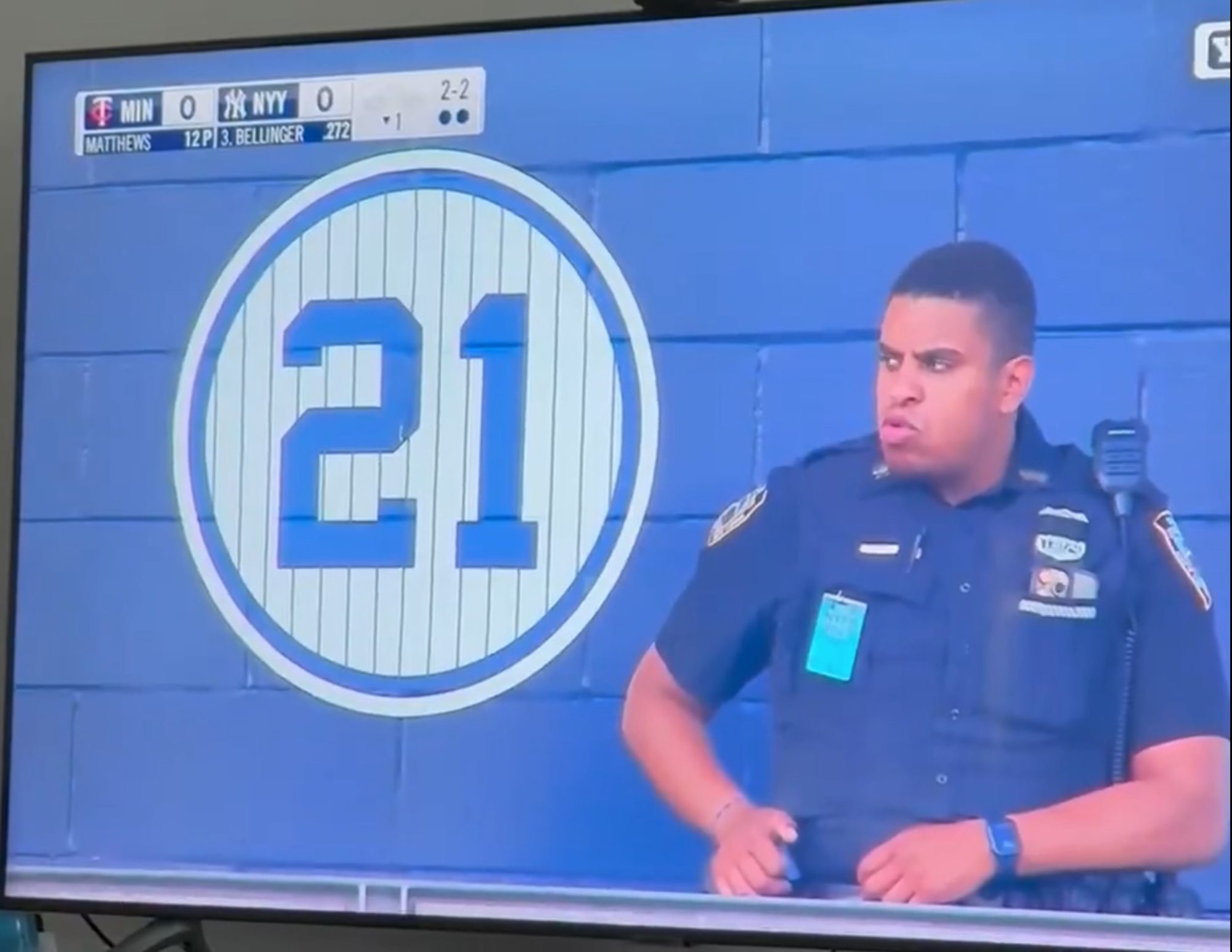 VIRAL: El incómodo momento que vivió un policía de Nueva York durante partido de los Yankees (VIDEO)