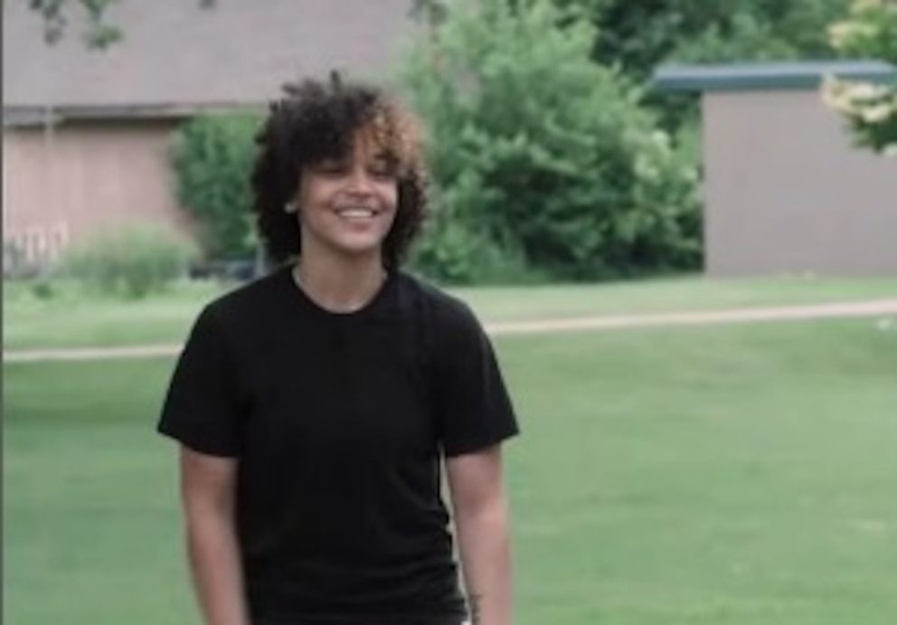 Escándalo en Minnesota: Confundieron a una joven con un hombre en un baño público y la forzaron a lo peor