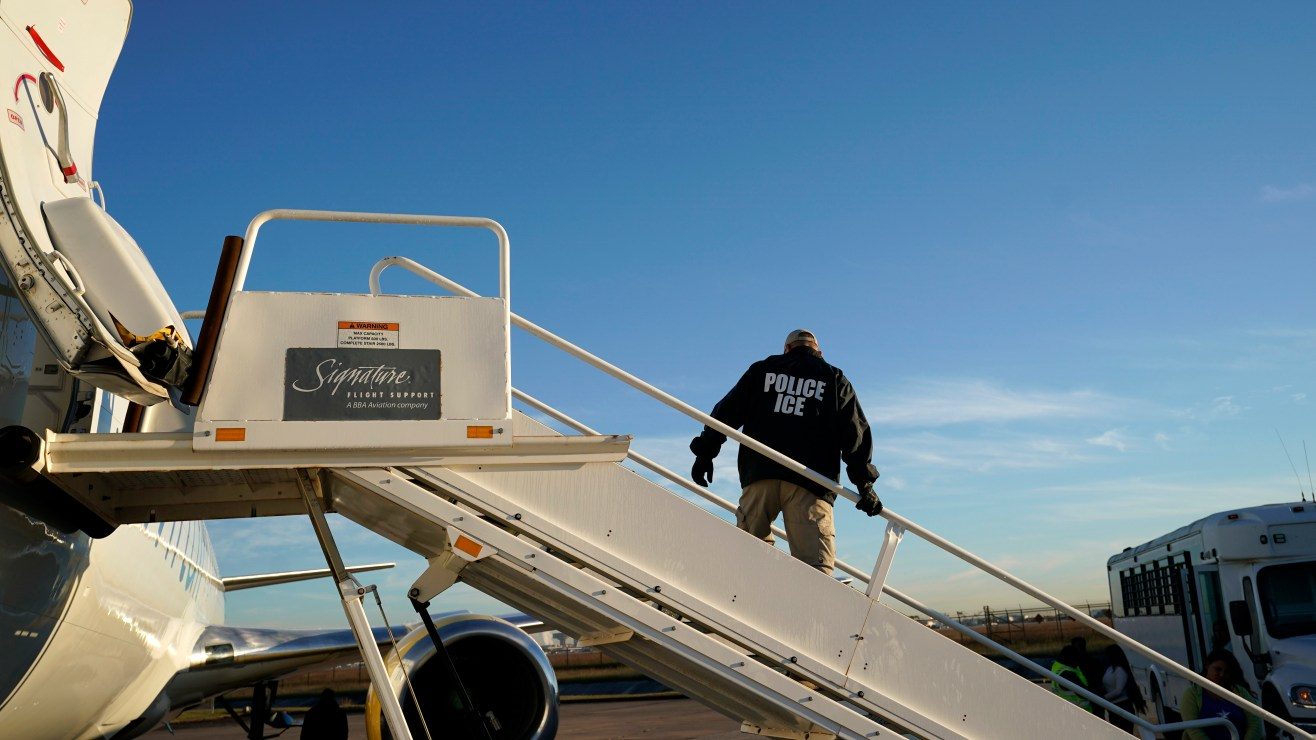 Perdonan condenas a 13 migrantes en Nueva York para "evitar" deportación