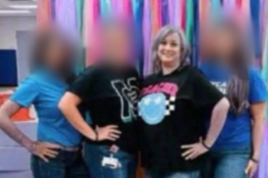 Profesora de Texas fue suspendida tras alcoholizar a jóvenes durante una fiesta que terminó en tiroteo