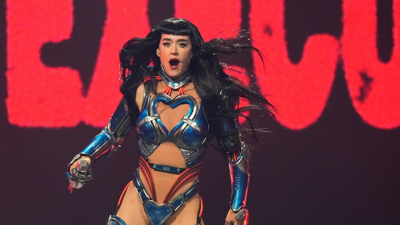 VIDEO: Katy Perry se habría electrocutado en pleno show en Carolina del Norte