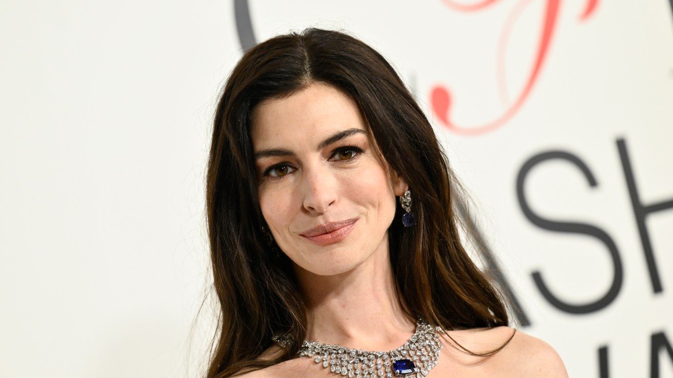 Anne Hathaway protagonizó aparatosa caída en el set de “El diablo viste a la moda 2”