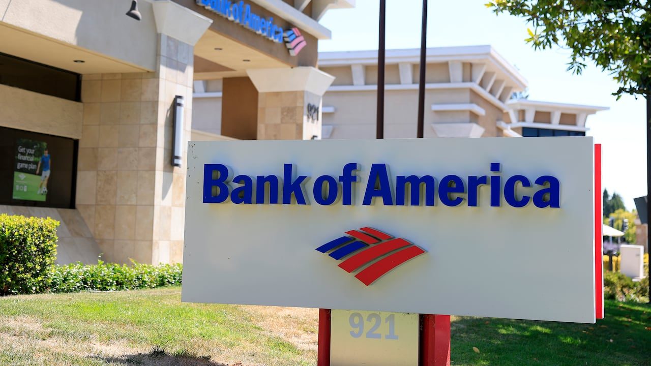 Bancos de EEUU vuelven a cobrar esta alta tarifa que afecta a millones de personas