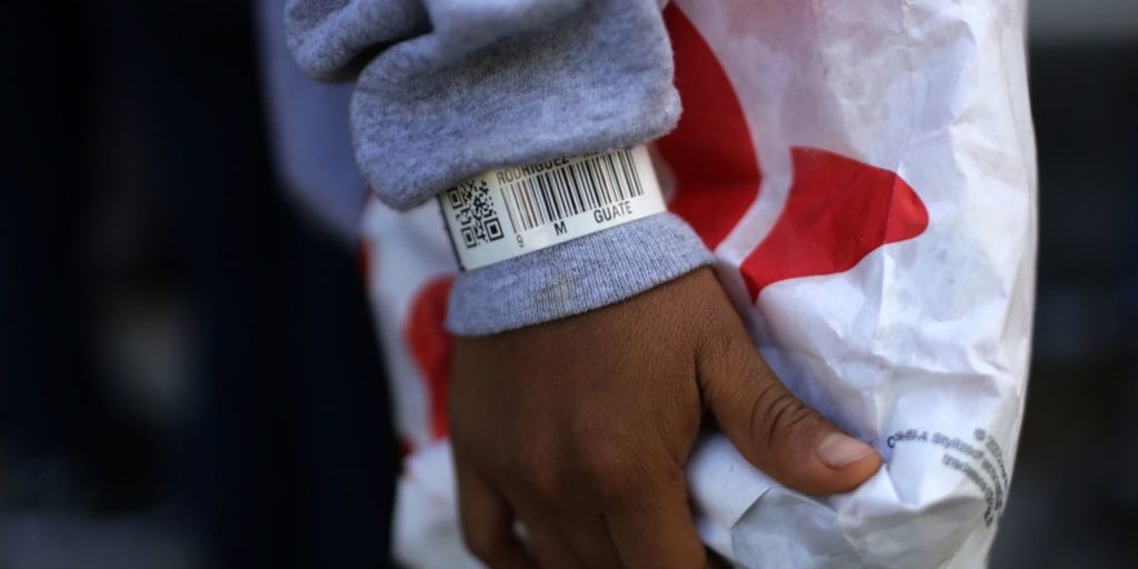 Bloquean temporalmente la deportación de cientos de niños en EEUU