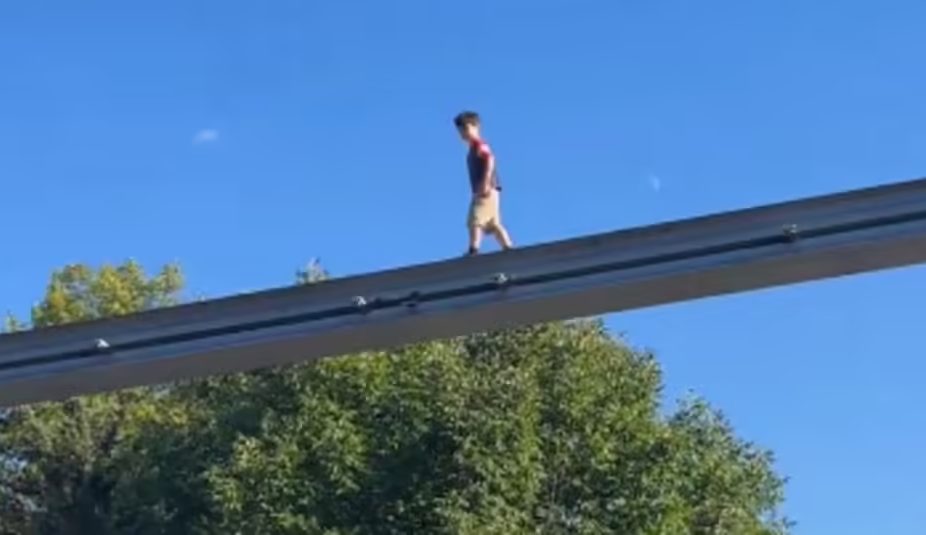 Escalofriante momento: niño camina en rieles de montaña rusa de Pensilvania (VIDEO)