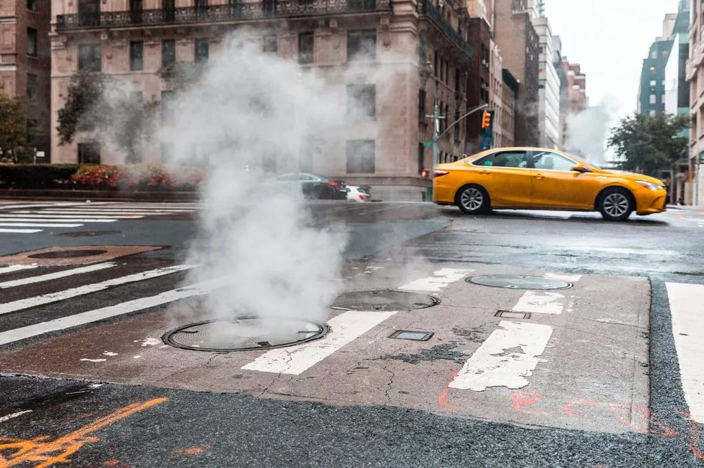 Hombre sufrió una muerte horrible al caer en una alcantarilla con agua hirviendo en Nueva York