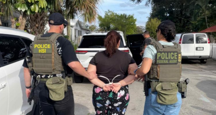 Jueza federal bloqueó deportaciones rápidas de migrantes en EEUU